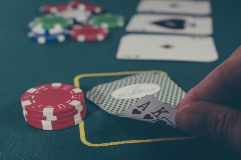 5 reasons for everyone to play online gambling games